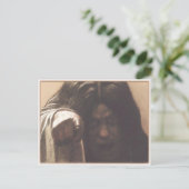 Postkarte mit Creepy Girl Pointing Finger (Stehend Vorderseite)