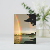 Postkarte mit doppeltem Regenbogen über Wasser (Stehend Vorderseite)