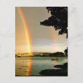 Postkarte mit doppeltem Regenbogen über Wasser (Vorderseite)