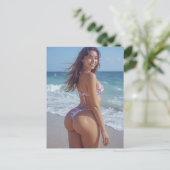 Postkarte mit Mädchen am Strand in Bikini und groß (Stehend Vorderseite)