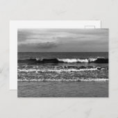 Postkarte mit schwarz-weißem Foto des Ozeans (Vorne/Hinten)