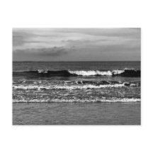 Postkarte mit schwarz-weißem Foto des Ozeans