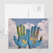 Postkarte "Welt in den Händen" (Vorne/Hinten)