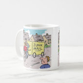 Postman mit Junk Mail Cartoon. Kaffeetasse (Vorderseite Links)