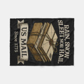 Postmitarbeiter liefert US-Post 1775-2025 250 J Fleecedecke (Vorderseite (Horizontal))