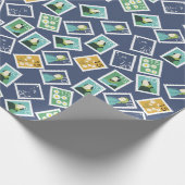 Postmitarbeiter wickelt Papier Geschenkpapier (Ecke)