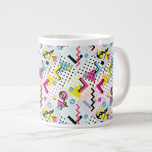 Postmoderne Memphis-Stilmuster Jumbo-Tasse (Vorderseite Rechts)