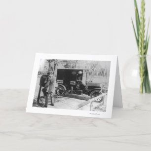 Postträger mit "United Mail"-Automobil Karte