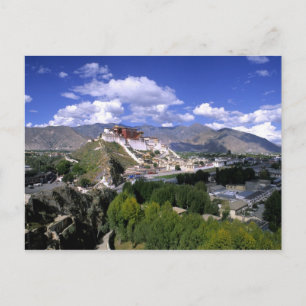 Potala-Palast an einer Bergkette von einem anderen Postkarte