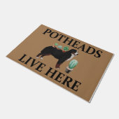 Potheads Live Here, Dog Gift Lover Bernese Fußmatte (Schrägansicht)