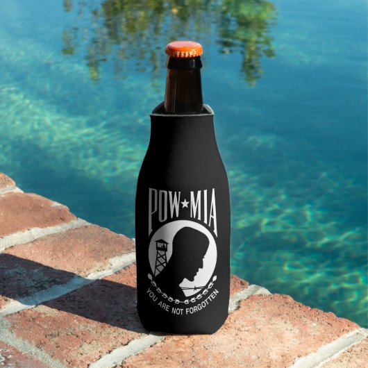 POW-MIA-Flagge: Vermisste Soldaten des Vietnamkrie Flaschenkühler (In Situ Pool)