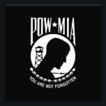 POW-MIA-Flagge: Vermisste Soldaten des Vietnamkrie Fotodruck<br><div class="desc">Mitten im Vietnamkrieg sehnte sich eine Nation nach Antworten. Die Familien in ganz Amerika hielten an Hoffnung fest und verzweifelt nach den Nachrichten ihrer Angehörigen, die in Aktion vermisst sind. Eine Frau, deren Ehemann ein Marinepilot war, verlor über den Himmel Südostasiens und empfand die große Notwendigkeit eines Symbols, einer visuellen...</div>