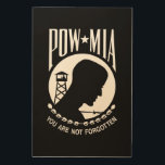 POW-MIA-Flagge: Vermisste Soldaten des Vietnamkrie Holzdruck<br><div class="desc">Mitten im Vietnamkrieg sehnte sich eine Nation nach Antworten. Die Familien in ganz Amerika hielten an Hoffnung fest und verzweifelt nach den Nachrichten ihrer Angehörigen, die in Aktion vermisst sind. Eine Frau, deren Ehemann ein Marinepilot war, verlor über den Himmel Südostasiens und empfand die große Notwendigkeit eines Symbols, einer visuellen...</div>
