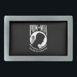 POW-MIA-Flagge: Vermisste Soldaten des Vietnamkrie Rechteckige Gürtelschnalle<br><div class="desc">Mitten im Vietnamkrieg sehnte sich eine Nation nach Antworten. Die Familien in ganz Amerika hielten an Hoffnung fest und verzweifelt nach den Nachrichten ihrer Angehörigen, die in Aktion vermisst sind. Eine Frau, deren Ehemann ein Marinepilot war, verlor über den Himmel Südostasiens und empfand die große Notwendigkeit eines Symbols, einer visuellen...</div>