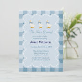 Powder Blue Gingham Goose Baby Shower Invitation Einladung (Stehend Vorderseite)