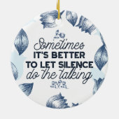 Power des Schweigens - inspirierendes Zitat Keramik Ornament (Hinten)