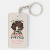 Power eines Mädchens mit einem Buch-Abschluss Schlüsselanhänger (Rückseite)