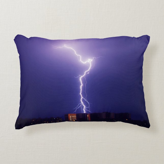 Power in der Stadt - Dynamischer Blitzschlag über  Dekokissen (Vorderseite)