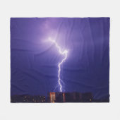 Power in der Stadt - Dynamischer Blitzschlag über Fleecedecke (Vorderseite (Horizontal))