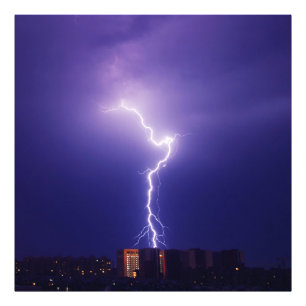 Power in der Stadt - Dynamischer Blitzschlag über Fotodruck
