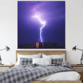 Power in der Stadt - Dynamischer Blitzschlag über Leinwanddruck (Insitu (Schlafzimmer))