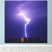 Power in der Stadt - Dynamischer Blitzschlag über Leinwanddruck (Insitu (Holzboden))
