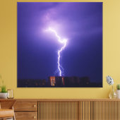 Power in der Stadt - Dynamischer Blitzschlag über Leinwanddruck (Insitu (Wohnzimmer))