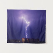 Power in der Stadt - Dynamischer Blitzschlag über Wandteppich (Vorderseite (Horizontal))