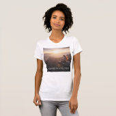 Power in Stillness – Calm Is the New Strength T-Shirt (Vorne ganz)