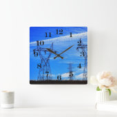 Power lines in blue sky quadratische wanduhr (Zuhause)
