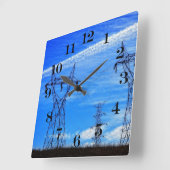 Power lines in blue sky quadratische wanduhr (Winkel)