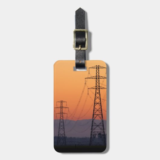 Power Pylons bei Sonnenuntergang Gepäckanhänger (Vorderseite vertikal)
