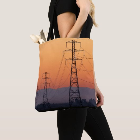 Power Pylons bei Sonnenuntergang Tasche (Von Nahem)