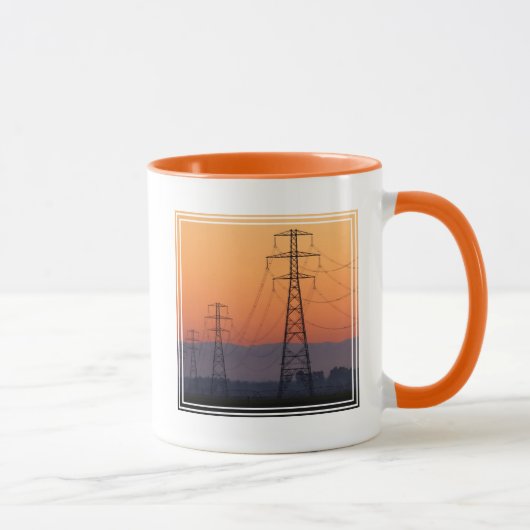 Power Pylons bei Sonnenuntergang Tasse (Rechts)
