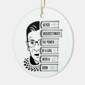 Power von Mädchen mit Buch nie unterschätzen Keramik Ornament (Links)