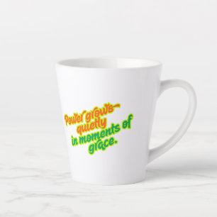 Power wächst leise in Momenten der Tasse von Grace