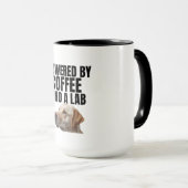 Powered by Coffee and a Lab – Yellow Lab – Coffee Tasse (VorderseiteRechts)