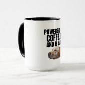 Powered by Coffee and a Lab – Yellow Lab – Coffee Tasse (Vorderseite Links)