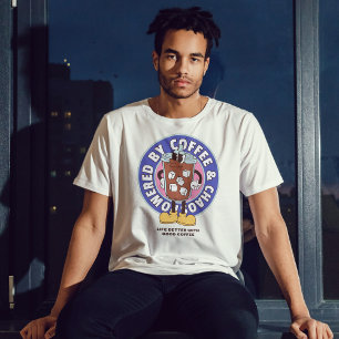 Powered by Coffee & Chaos Funny Spaß T-Shirt