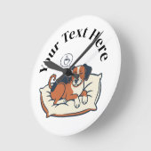 Powered by Coffee & Dog Dreams Runde Wanduhr (Winkel)