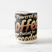 Powered by coffee Fueled by Freedom Kaffeetasse (Mittel)