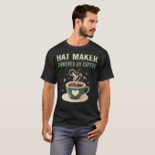 Powered by Coffee Hat Maker T-Shirt (Vorne ganz)