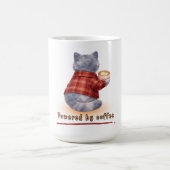 "Powered by Coffee" Katze hält eine Tasse Kaffee (Mittel)