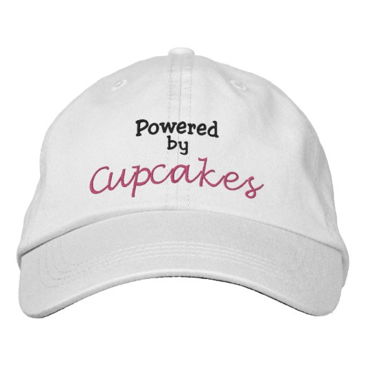 Powered by Cupcakes Bestickte Baseballkappe (Vorderseite)