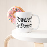 Powered by Donuts Zitat schwarzen Halbtext Jumbo-Tasse<br><div class="desc">Tasse für diejenigen,  die gerne am Morgen Donuts und eine Tasse Kaffee trinken.</div>