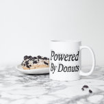 Powered by Donuts Zitat schwarzen Halbtext Kaffeetasse<br><div class="desc">Tasse für diejenigen,  die gerne am Morgen Donuts und eine Tasse Kaffee trinken.</div>