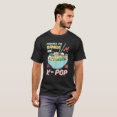 Powered by K Pop and Ramen Funny T-Shirt (Vorne ganz)