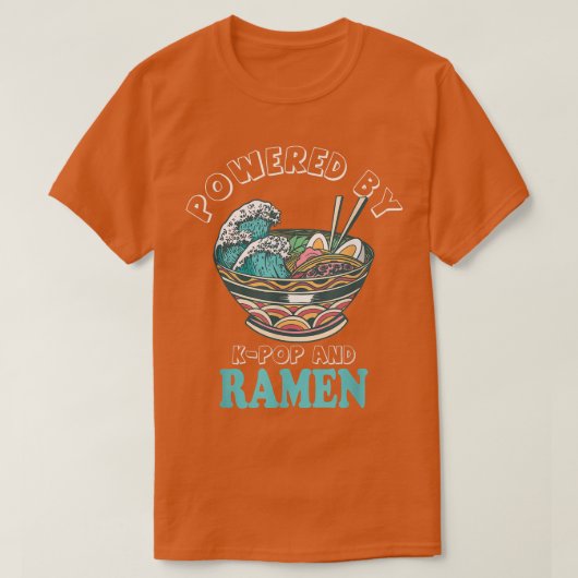 Powered by Kpop und Ramen Anime T-Shirt (Design vorne)