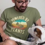 Powered by Pflanze Vegan Vegetarian Retro T-Shirt<br><div class="desc">Dieses Design wurde mit digitaler Kunst erstellt. Sie können den Stil dieses Shirts ändern, indem Sie Mehr > unter der Option Stil auswählen. Es kann personalisiert sein, in dem Bereich bereitstellen oder anpassen, indem Sie den Klick, um weitere Option anpassen und den Namen, Initialen oder Wörter ändern. Sie können auch...</div>