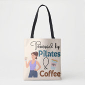 Powered by Pilates und Coffee Quote Fitness Yoga Tasche (Vorderseite)